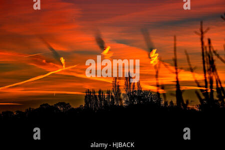 Spiralförmigen Wolken verursacht Schatten auf andere Wolken in rote Dämmerung Stockfoto