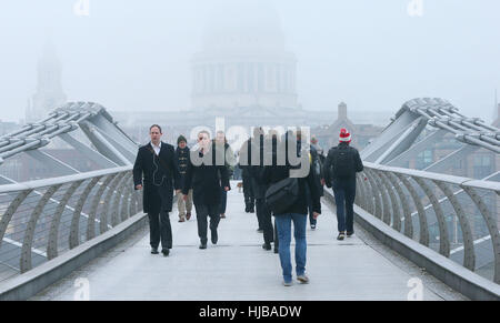 Die Menschen gehen über die Millennium Bridge in London in Richtung St. Pauls Cathedral, eingehüllt in Nebel, möglichst dichten Nebel verursacht Reisen Unterbrechungen über Südengland, mit Tausenden von Fluggästen gegenüber Annullierungen und Verspätungen. Stockfoto