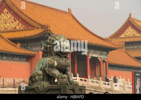 Bronze-Löwen bewachen die Tore der verbotenen Stadt, Peking, Volksrepublik China, Asien Stockfoto