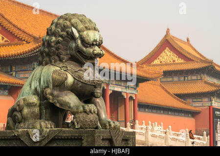 Bronze-Löwen bewachen die Tore der verbotenen Stadt, Peking, Volksrepublik China, Asien Stockfoto