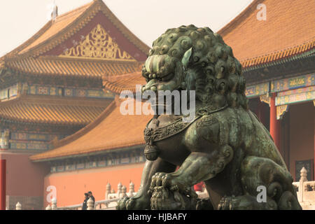 Bronze-Löwen bewachen die Tore der verbotenen Stadt, Peking, Volksrepublik China, Asien Stockfoto