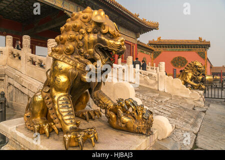 goldenen Löwen bewachen die Tore der verbotenen Stadt, Peking, Volksrepublik China, Asien Stockfoto