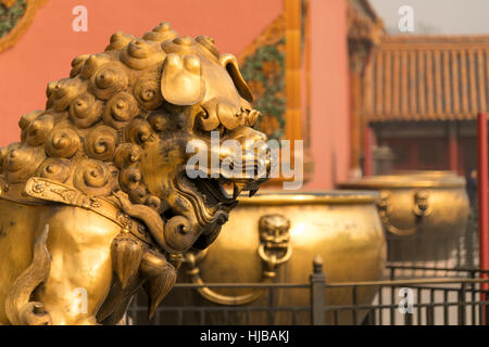 goldenen Löwen bewachen die Tore der verbotenen Stadt, Peking, Volksrepublik China, Asien Stockfoto