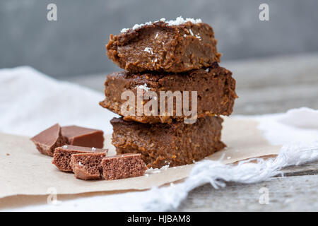 Schokoladen-Kürbis-Brownies mit Scheiben von Schokolade und Sirup. Liebe für eine gesunde Desserts-Konzept. Stockfoto