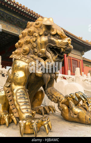 goldenen Löwen bewachen die Tore der verbotenen Stadt, Peking, Volksrepublik China, Asien Stockfoto