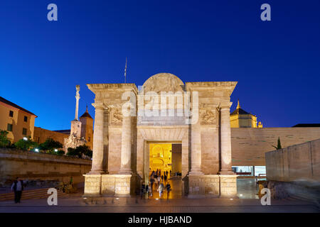 Puerta del Puente, (Bridge Gate), Römerbrücke, Cordoba, Spanien, Europa. Stockfoto