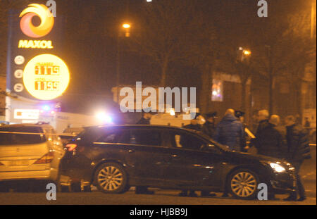 FACES PIXELIG durch PA Bild Schreibtisch der Szene an einer Tankstelle auf der Crumlin Road in Nord Belfast wo ein Polizist, in den Arm erschossen wurde. Stockfoto