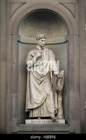 Florenz. Italien. Statue von Dante Alighieri (ca. 1265-1321), italienischer Dichter, Galerie der Uffizien. Stockfoto