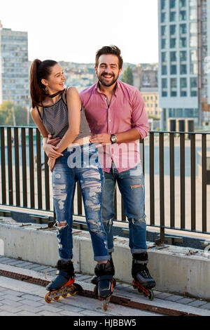 Paar auf Rollerblades zu lachen. Stockfoto