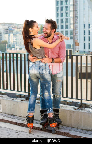 Lachen Sie paar auf Rollerblades. Stockfoto