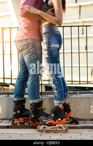 Paares Beine auf Rollerblades. Stockfoto