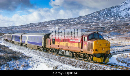 37406 ist gesehene Funktion 1Y11 Edinburgh nach Fort William Sleeper Service vorbei Corrour, West Highlands, Schottland, UK Stockfoto