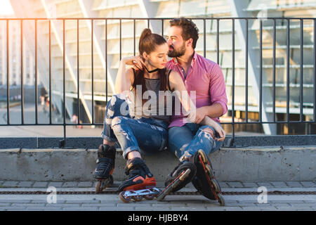 Paar auf Rollerblades sitzen. Stockfoto