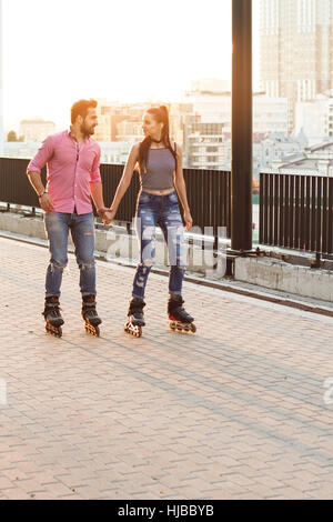 Paar Inline-Skating und Hand in Hand. Stockfoto