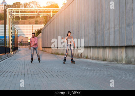 Paar ist Inline-Skating. Stockfoto