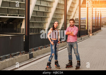 Junges Paar mit Inline-Skates. Stockfoto