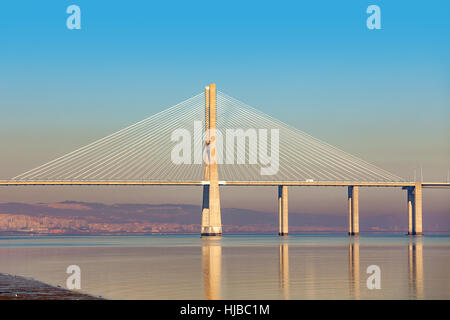 Blick auf moderne Vasco da Gama-Brücke in Lissabon, Portugal. Stockfoto