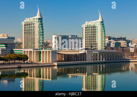 Moderne große Wohngebäude Reflexion im Wasser unter blauem Himmel in Lissabon, Portugal. Stockfoto