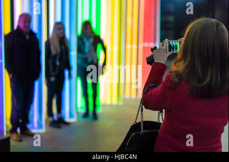 Besucher zu einer leichten Winterausstellung vor der Liz West Anlage Canary Wharf Stockfoto