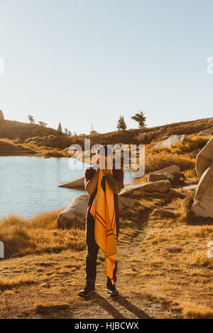 Junge männliche Wanderer See Trocknung Gesicht mit Handtuch, Mineral King, Sequoia Nationalpark, Kalifornien, USA Stockfoto