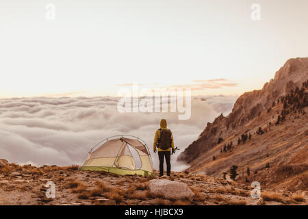 Rückansicht des männlichen Wanderer, Blick auf die Wolken, Mineral King, Sequoia Nationalpark, Kalifornien, USA Stockfoto