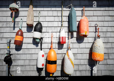 Vielzahl von traditionellen Fischfang Bojen an Wand, Lunenburg, Nova Scotia, Kanada Stockfoto