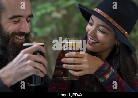 Junges Paar Bier im Biergarten trinken Abend, Brooklyn, New York, USA Stockfoto