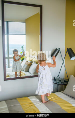 Mädchen tanzen vor Spiegel im Schlafzimmer Stockfoto