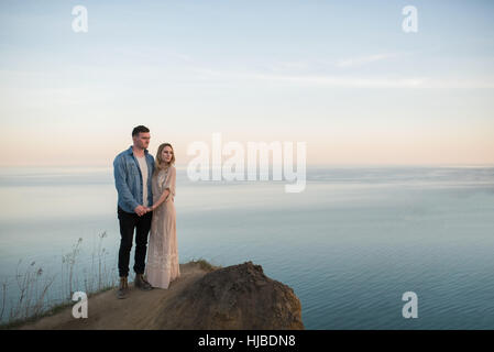 Paar genießt Blick auf Klippe, Ottawa, Ontario Stockfoto
