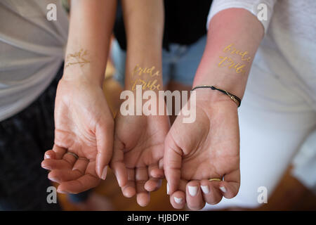 Drei junge Frauen zeigen "Braut Stamm" Tätowierungen am Handgelenk, Nahaufnahme Stockfoto