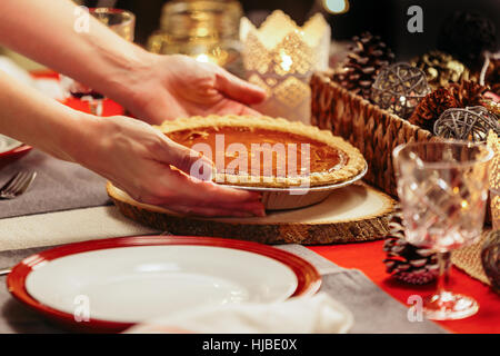 Frau Kuchen am festlich gedeckten Tisch platzieren Stockfoto