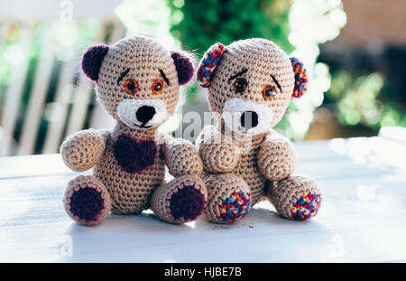 Zwei Teddybären auf einem Holztisch Stockfoto