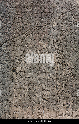 Makro-Ansicht des Skripts auf eingeschrieben Säule in Xanthos Ancient City, Antalya, Türkei Stockfoto