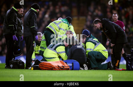 Hull City Ryan Mason erhält Behandlung nach einem Zusammenstoß der Köpfe mit Chelseas Gary Cahill (nicht abgebildet) während der Premier-League-Spiel an der Stamford Bridge, London. PRESSEVERBAND Foto. Bild Datum: Freitag, 22. Januar 2016. Vgl. PA Geschichte: Chelsea Fußball. Bildnachweis sollte lauten: Nick Potts/PA Wire. Einschränkungen: EDITORIAL verwenden nur keine unbefugten Audio, Video, Daten, Spielpläne, Verbandsliga/Logos oder "live"-Dienste. Im Spiel Onlinenutzung beschränkt auf 75 Bilder, keine video Emulation. Keine Verwendung in Wetten, Spiele oder Vereinsspieler/Liga/Einzelpublikationen. Stockfoto