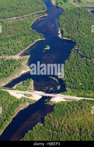 Luftaufnahme über die Brücke am Fluss kleiner Wald Stockfoto