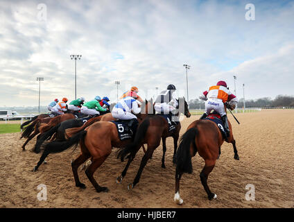 Läufer und Reiter machten sich in 10 kostenlos bei 32Red.com Handicap in Wolverhampton Racecourse. Stockfoto