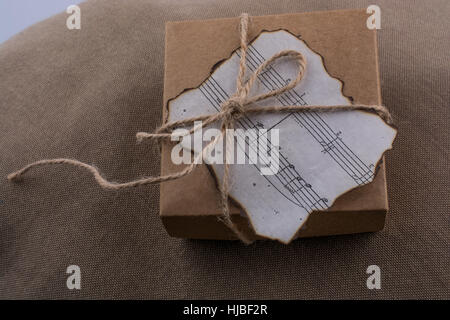 Noten auf einem verbrannten Papier auf braunem Hintergrund Stockfoto