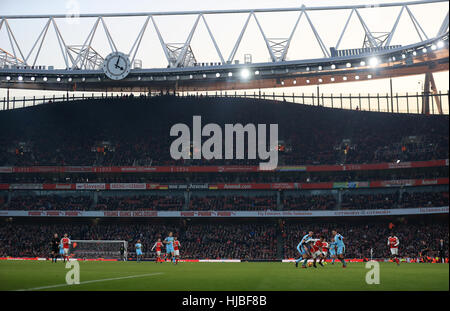 Ein Blick auf die Uhr Ende im Emirates-Stadion während des Spiels Stockfoto