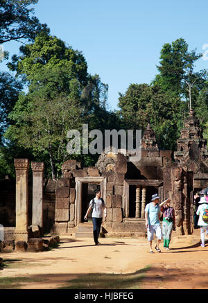 Besucher am Banteay Srei Tempel in Siem Reap, Kambodscha Stockfoto