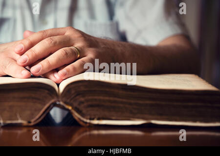 Männliche Hände auf 150 Jahre alte Bibel Stockfoto