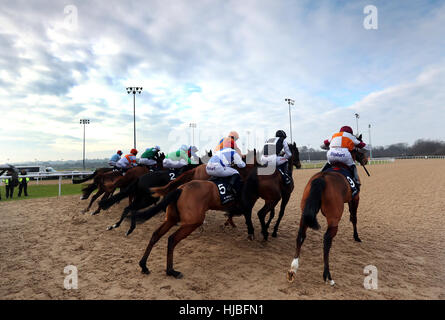 Läufer und Reiter machten sich in 10 kostenlos bei 32Red.com Handicap in Wolverhampton Racecourse. Stockfoto