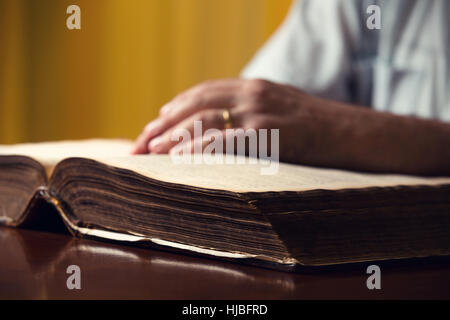 Männliche Hände auf 150 Jahre alte Bibel Stockfoto