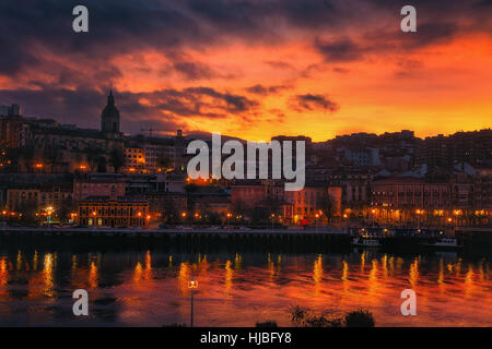 Abend in Portugalete mit Blick auf den Fluss Nervion Stockfoto