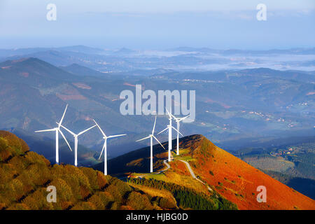 Windkraftanlagen auf dem Berg Stockfoto