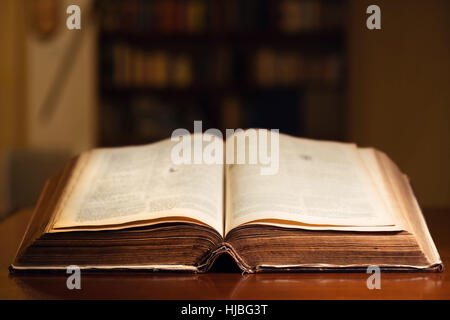 150 Jahre alten aufgeschlagene Bibel in Bibliothek Stockfoto