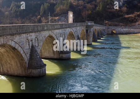 Alte Brücke aus der Zeit des Osmanischen Reiches über den Fluss Drina in Bosnien und Herzegowina Stockfoto