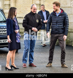 Prinz Harry trifft Director of Recovery David Richmond und CEO Melanie Waters während eines Besuchs in einer helfen für Helden Recovery Centre im Tedworth House in Tidworth, Wiltshire, wo er lernte, dass mehr über die psychischen Militärveteranen Unterstützung erhalten. Stockfoto