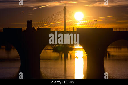 Palmen-Brücke und Guadianas Fluss in sunlate-Hintergrundbeleuchtung Stockfoto