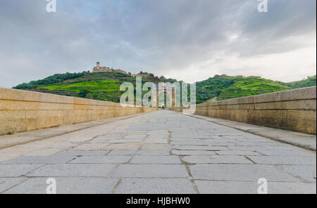 Römische Brücke über den Fluss Tajo in Alcantara, Provinz Cáceres, Extremadura, Spanien Stockfoto