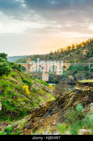 Römische Brücke über den Fluss Tajo in Alcantara, Provinz Cáceres, Extremadura, Spanien Stockfoto